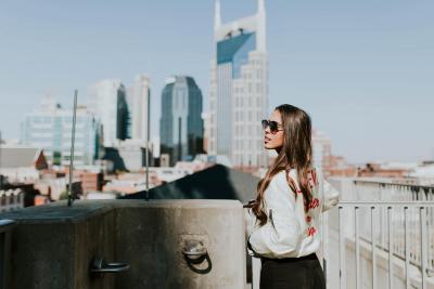 小伙电梯广告追到心仪女神，电梯广告促成单身汪的完美情缘