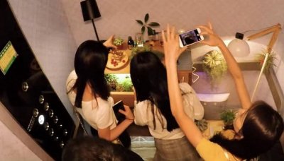 网易“承包”了一间电梯打广告，其实电梯广告的性价比很高